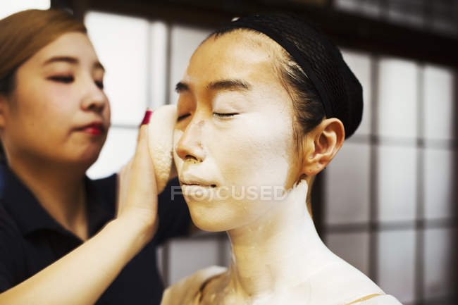 Geisha moderna che si prepara in modo tradizionale — Foto stock