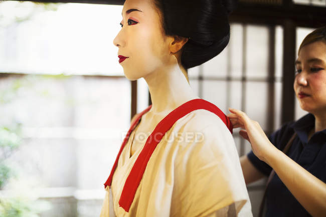 Moderne Geisha-Zubereitung auf traditionelle Weise — Stockfoto