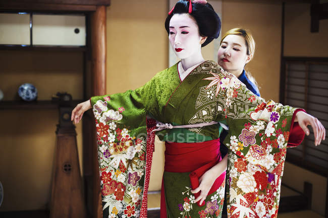 Сучасні гейші готує традиційні моди — стокове фото