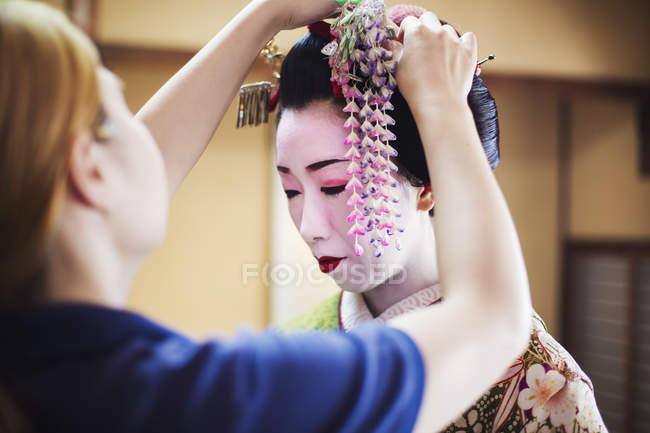 Geisha moderna que se prepara en la manera tradicional - foto de stock