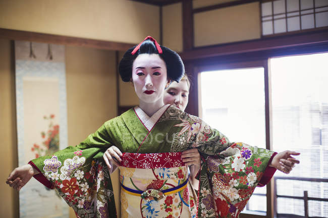 Geisha moderna che si prepara in modo tradizionale — Foto stock
