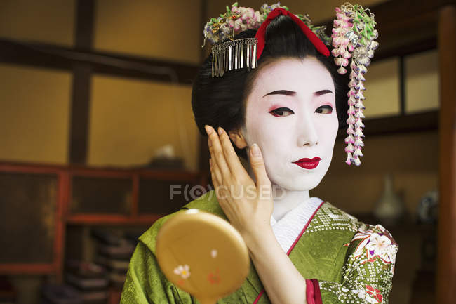 Жінка, одягнена в трагічний стиль гейші — стокове фото