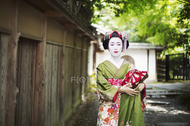 Femme portant un kimono et un obi — Photo de stock