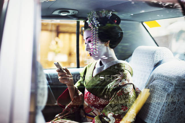 Mujer vestida en el estilo geisha traedicional - foto de stock