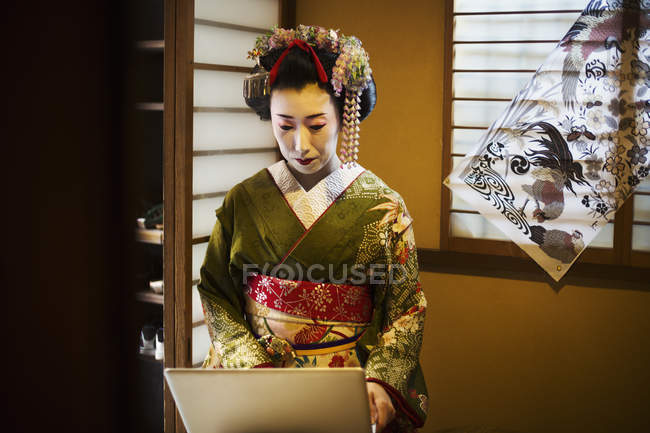 Donna vestita in stile geisha traeditional — Foto stock