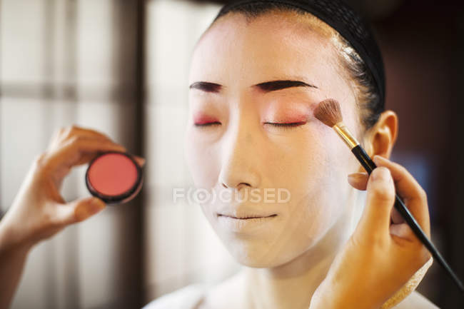 Geisha moderne se préparant de manière traditionnelle — Photo de stock