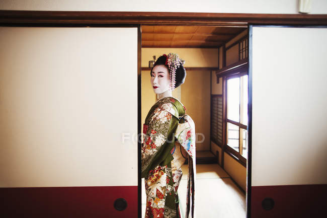 Жінка, одягнена в трагічний стиль гейші — стокове фото