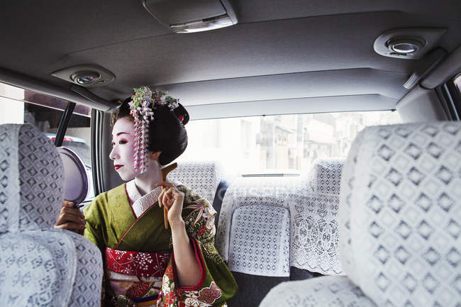 Frau im traditionellen Geisha-Stil — Stockfoto