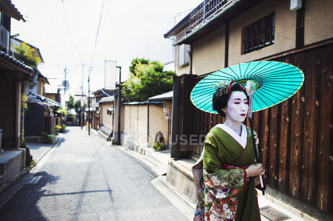 Женщина, одетая в традиционный гейшский стиль — стоковое фото