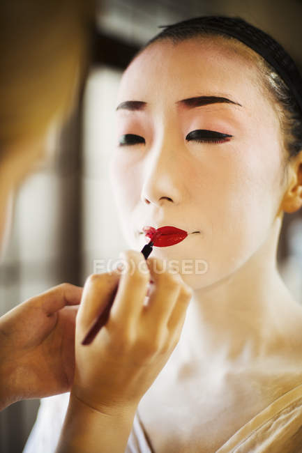 Gueixa ou maiko com um cabelo e compõem artista — Fotografia de Stock