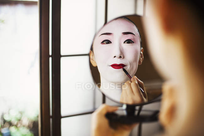 Geisha o maiko con un pelo y maquillaje artista - foto de stock