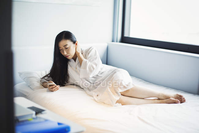 Женщина в постели в отеле — стоковое фото