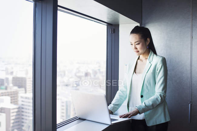 Business woman using laptop. — Stock Photo