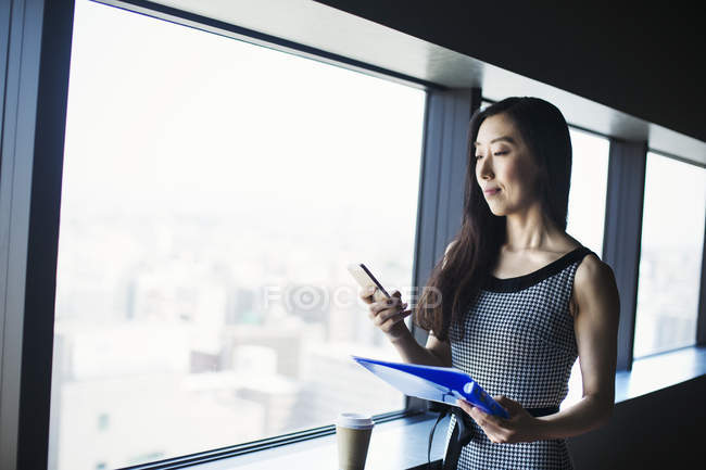 Mulher de negócios usando telefone inteligente — Fotografia de Stock