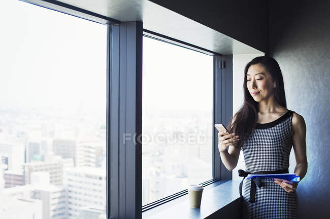 Бізнес-леді за допомогою смартфона — стокове фото