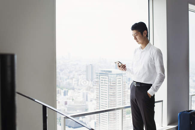 Бізнесмен в офісі стоїть біля вікна — стокове фото
