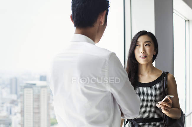 Geschäftsfrau und Geschäftsfrau vor einem großen Fenster — Stockfoto