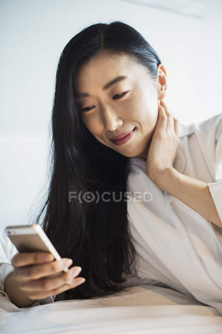 Frau benutzt ihr Smartphone. — Stockfoto