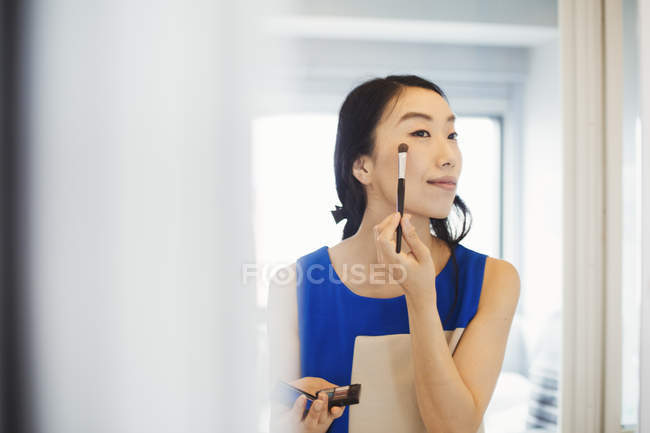 Mujer de negocios haciendo maquillaje . - foto de stock