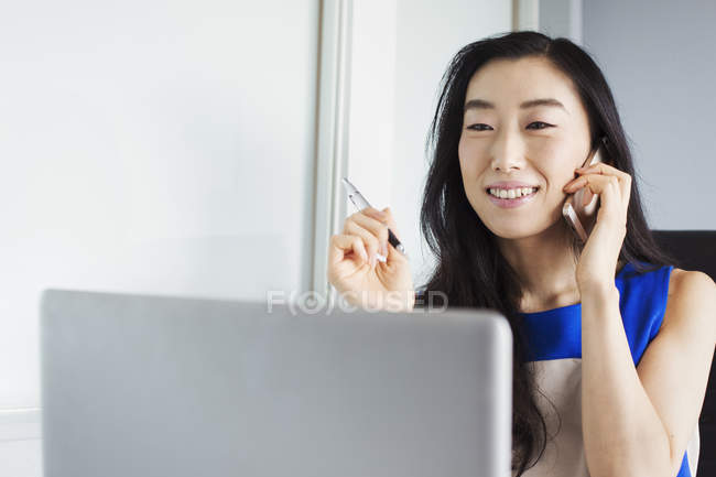 Geschäftsfrau benutzt ihren Laptop — Stockfoto
