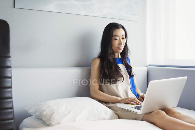Donna d'affari utilizzando un computer portatile . — Foto stock