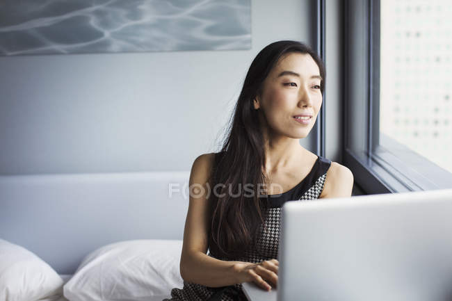 Mulher de negócios usando um laptop . — Fotografia de Stock