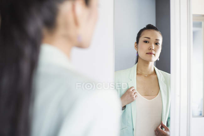 Business woman preparing for work — Stock Photo