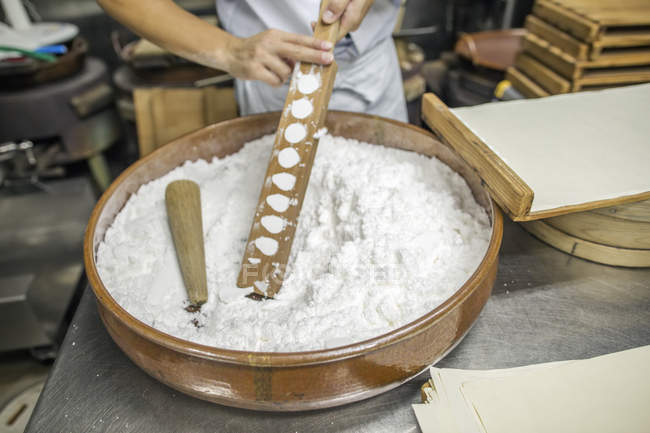 Невеликий художній виробник солодощів вагаші . — стокове фото