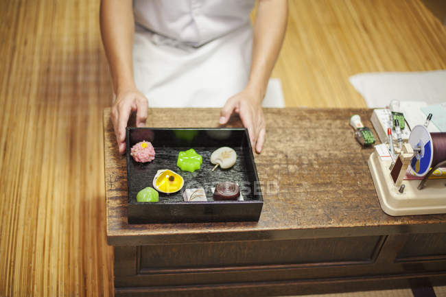 Pequeno produtor artesanal de doces wagashi . — Fotografia de Stock