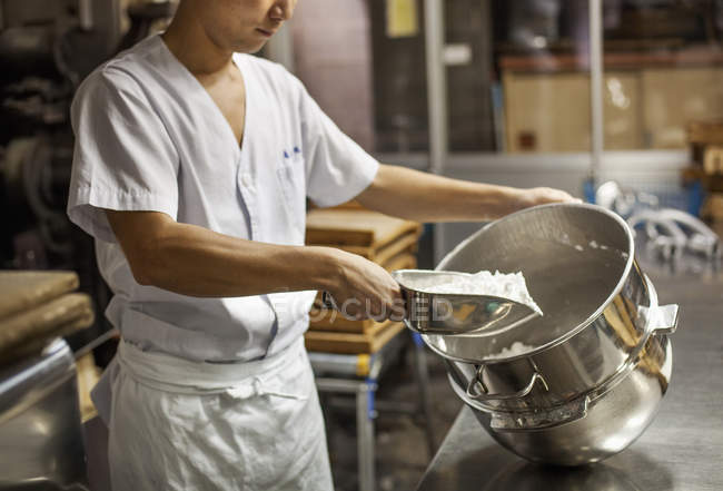 Piccolo produttore artigianale di dolci wagashi . — Foto stock