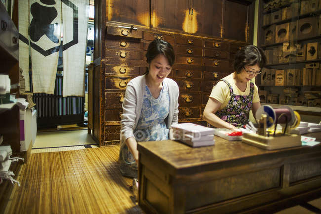 Tienda de dulces wagashi tradicional . - foto de stock