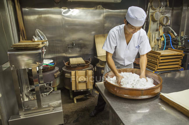 Pequeño productor artesanal de dulces wagashi . - foto de stock
