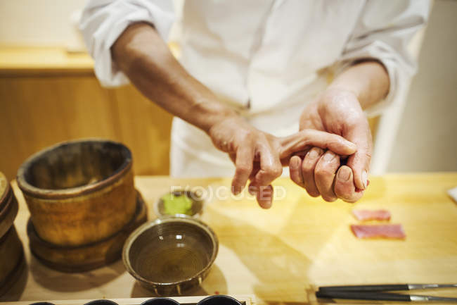 Koch arbeitet in einer kleinen gewerblichen Küche — Stockfoto
