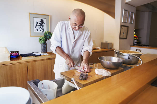 Chef trabalhando em uma pequena cozinha comercial — Fotografia de Stock