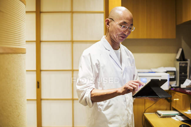 Chef in a small commercial kitchen — Stock Photo
