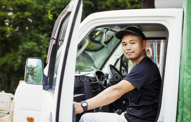 Mann sitzt in einem Lastwagen — Stockfoto