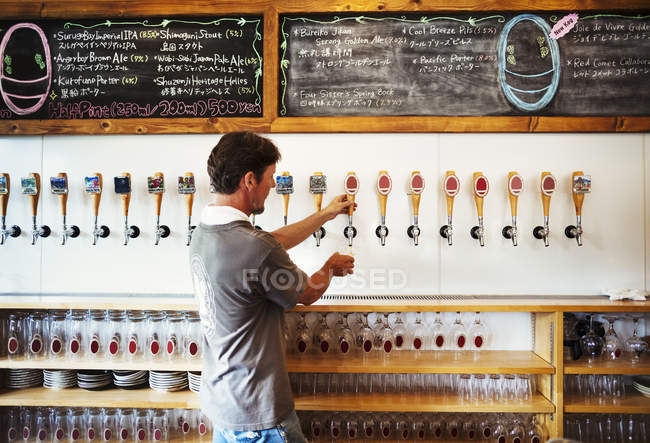 Uomo tirando un bicchiere di birra — Foto stock