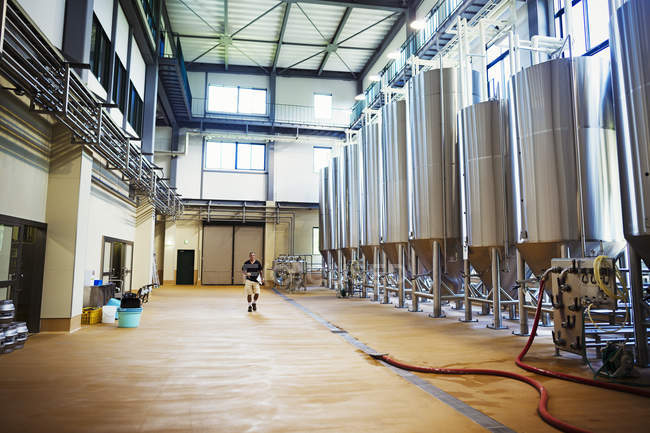 Vista interna di un birrificio — Foto stock