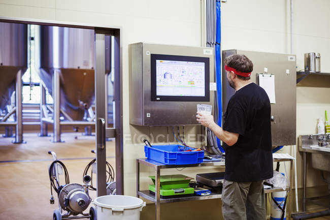 Birraio testare la birra prodotta . — Foto stock