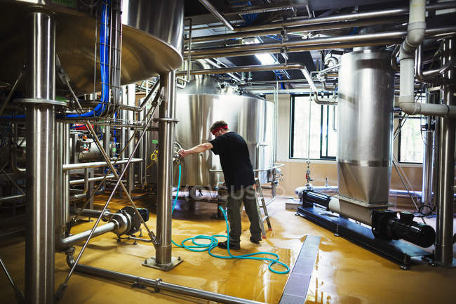 Mann arbeitet in einer Brauerei — Stockfoto