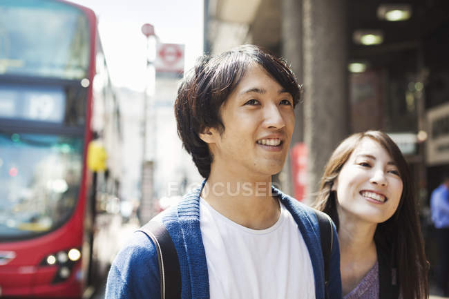 Jeune homme et femme dans la rue — Photo de stock