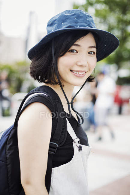 Lächelnde Frau mit Hut. — Stockfoto