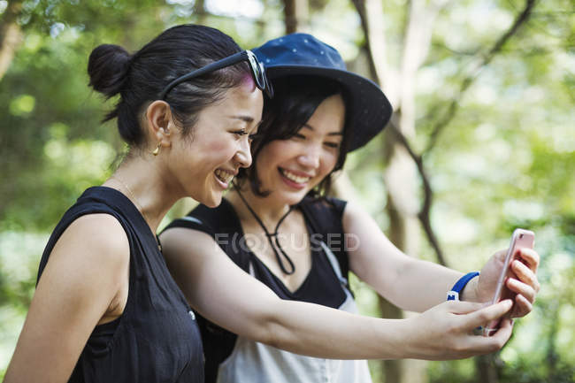 Donne che si fanno un selfie nella foresta — Foto stock