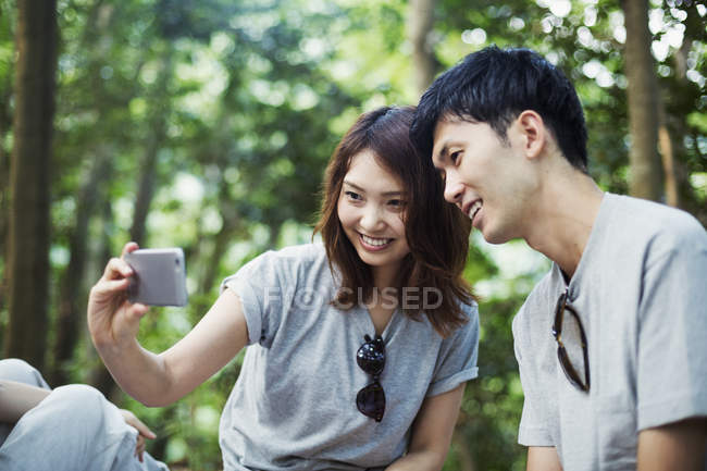 Mulher e um homem a tirar uma selfie . — Fotografia de Stock