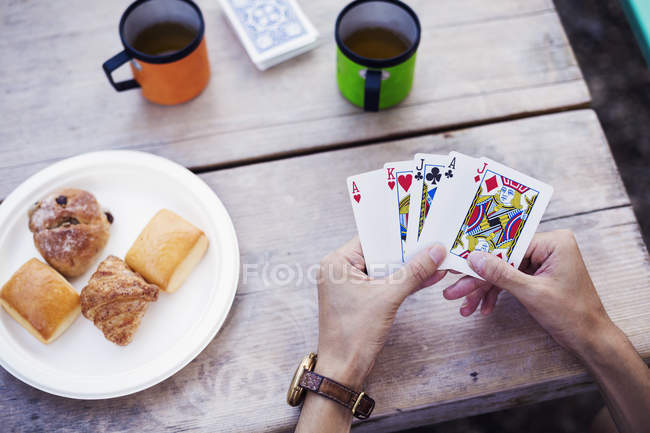 Uomo in possesso di carte da gioco . — Foto stock