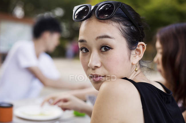 Молода жінка на пікніку — стокове фото