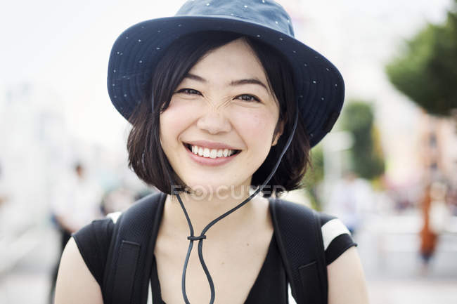 Femme souriante portant un chapeau . — Photo de stock
