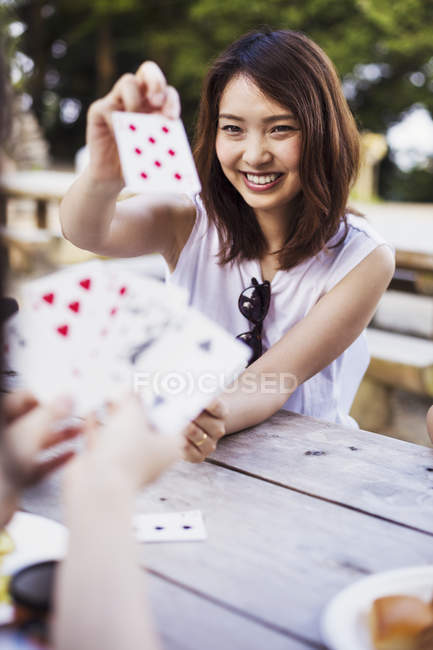 Femme jouant aux cartes . — Photo de stock