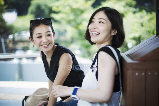 Dos mujeres jóvenes sonrientes. - foto de stock