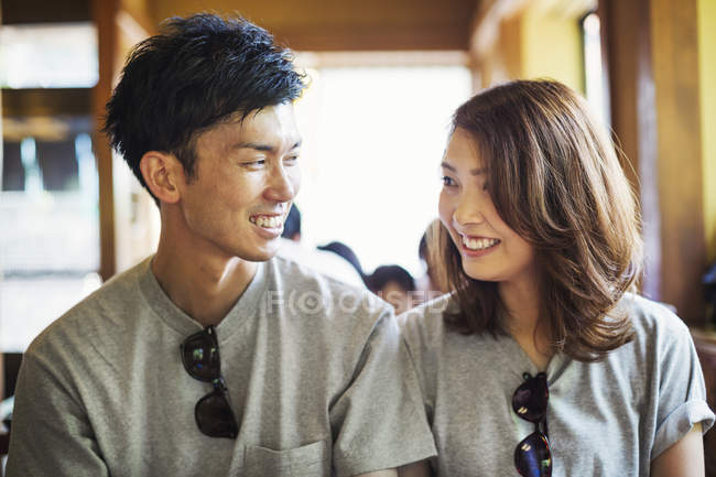 Sorridente giovane coppia — Foto stock